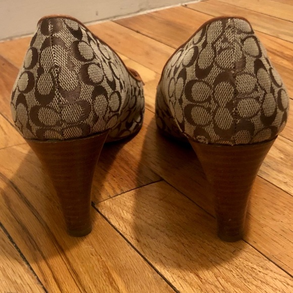 Coach Signature logo heels with tan buckle size 9 - Picture 6 of 7